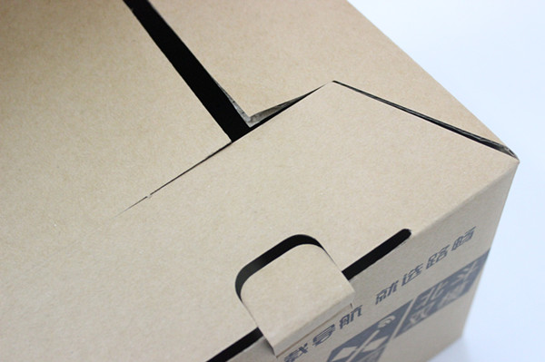 整款包装呈长方体结构,盒型为插底舌扣盒,在包装盒的正面有一个舌扣